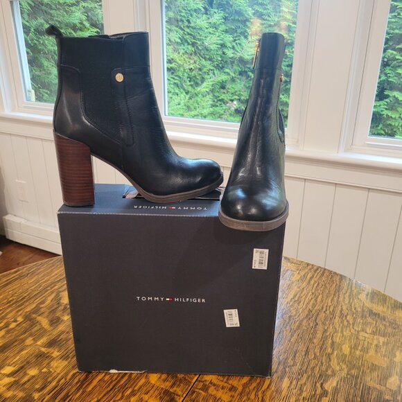 Tommy Hilfiger Britton Women’s Ankle Boots. Leather. Black. Gold tone. Size 7.5. - Picture 6 of 14